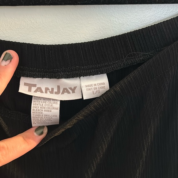 Selling black Flowy long skirt - Picture 3 of 3